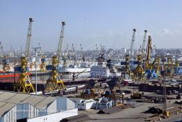 Image du Maroc Professionnelle de  Les grues du port de Casablanca s’activent au déchargement des importations de matériaux fer, bois en provenance des autres continents. 31 Décembre 2003. (Photo / Abdeljalil Bounhar) 